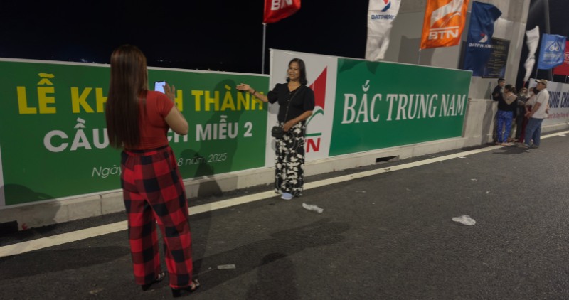 Visitors from other provinces enjoy sightseeing and taking souvenir photos on Rach Mieu 2 Bridge. Photo: Hoang Loc