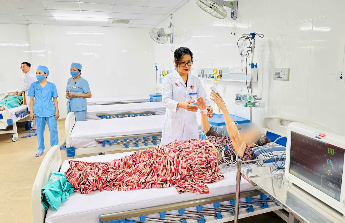 Doctors from the Stroke Department, Khanh Hoa General Hospital successfully rescued the 70-year-old woman who had a stroke and was paralyzed in the body and recovered after 4 hours. Photo: Phuong Linh