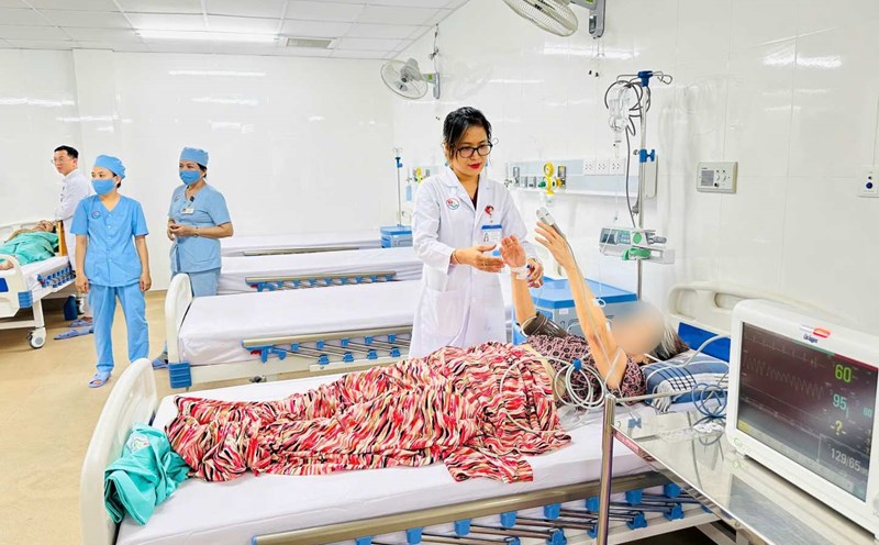 Doctors from the Stroke Department, Khanh Hoa General Hospital successfully rescued the 70-year-old woman who had a stroke and was paralyzed in the body and recovered after 4 hours. Photo: Phuong Linh