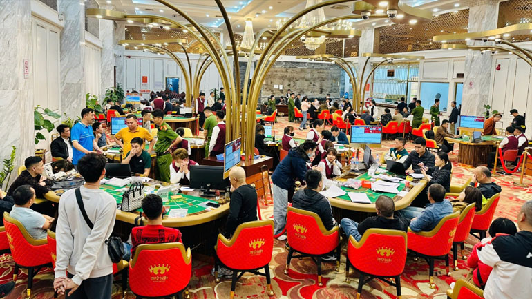 Hiện trường sới bạc ở Lào Cai do người nước ngoài cầm đầu. Ảnh: Công an cung cấp