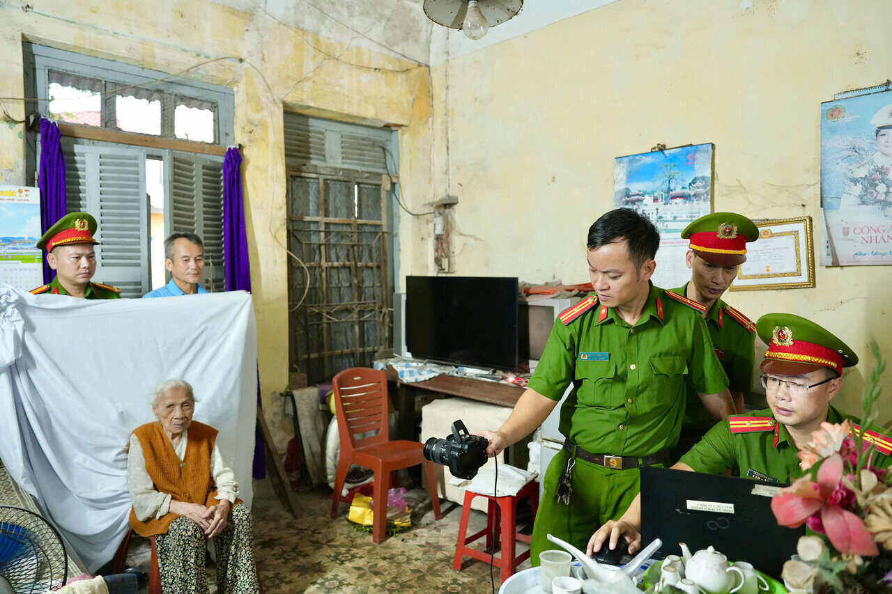 Hai Duong Ward Police, Hai Phong City, went to their homes to support elderly party members in completing procedures for issuing Party cards. Photo: Hoang Tung