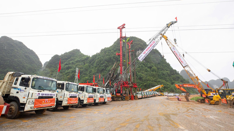 May moc duoc cac nha dau tu huy dong, san sang lam viec. Anh: Tan Van