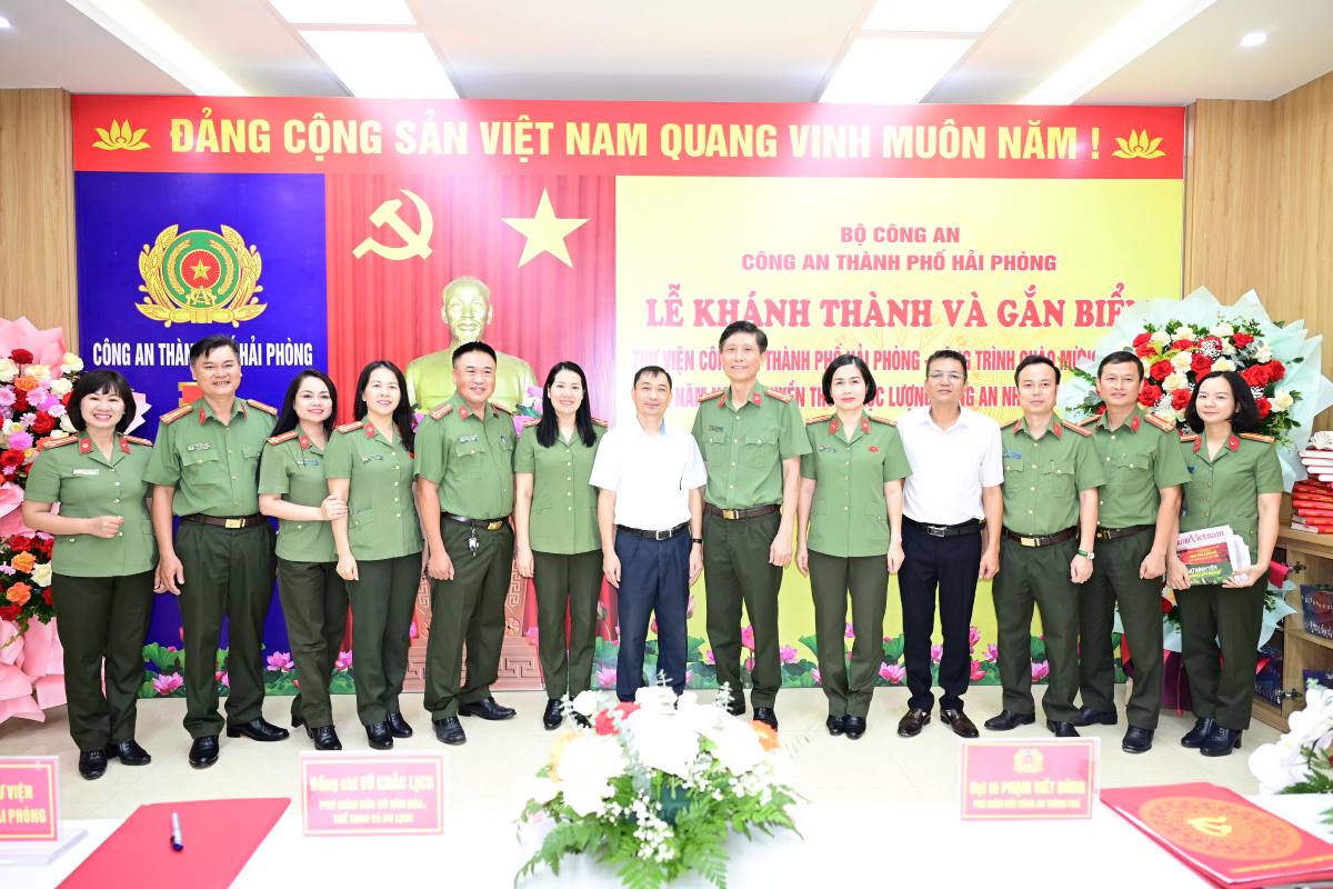 Dai ta Pham Viet Dung, Pho Giam doc Cong an thanh pho du le khanh thanh. Ảnh: Phuong Thuy