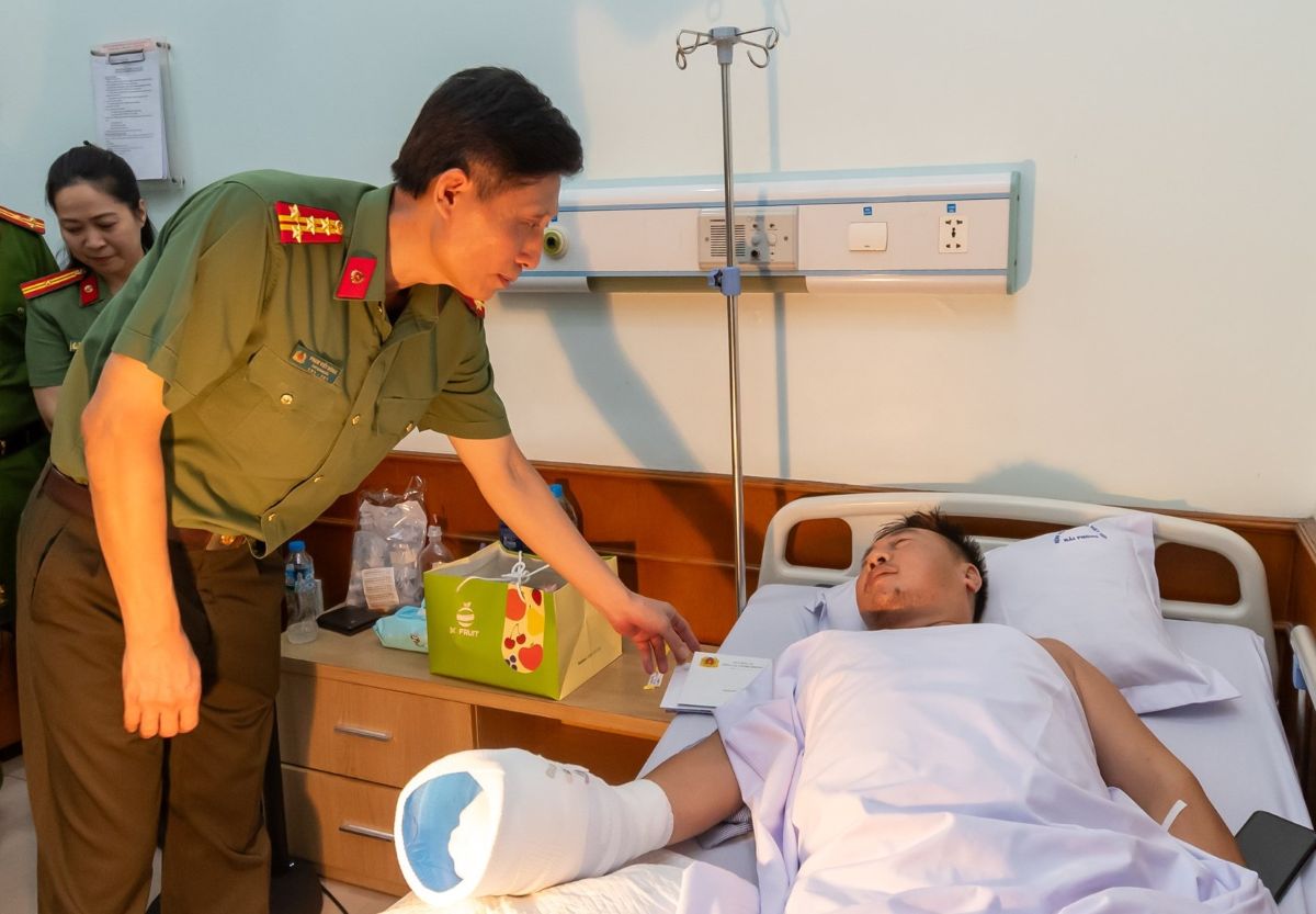 Colonel Pham Viet Dung - Deputy Secretary of the Party Committee, Deputy Director of the Hanoi Police Department - visited and encouraged Major Pham Van Thang. Photo: Hai Phong Portal