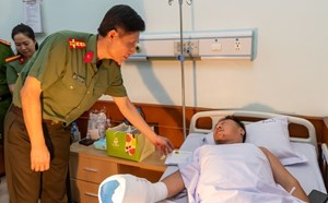 Thăm hỏi thiếu tá Công an bị thương khi đang làm nhiệm vụ ở Hải Phòng