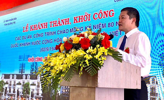 Phan Phong Phu氏 -  Quang Tri People's Committeeの副会長は、Bao Ninh Social Housing Areaの建設の画期的な式典で講演しました。写真：Ngo Hien Hien