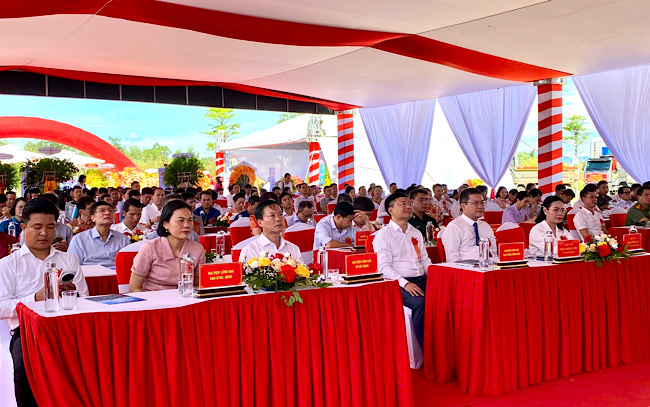 Dai bieu tham du le khoi cong, du an voi quy mo tu 400-500 can ho. Anh: Ngo Hien