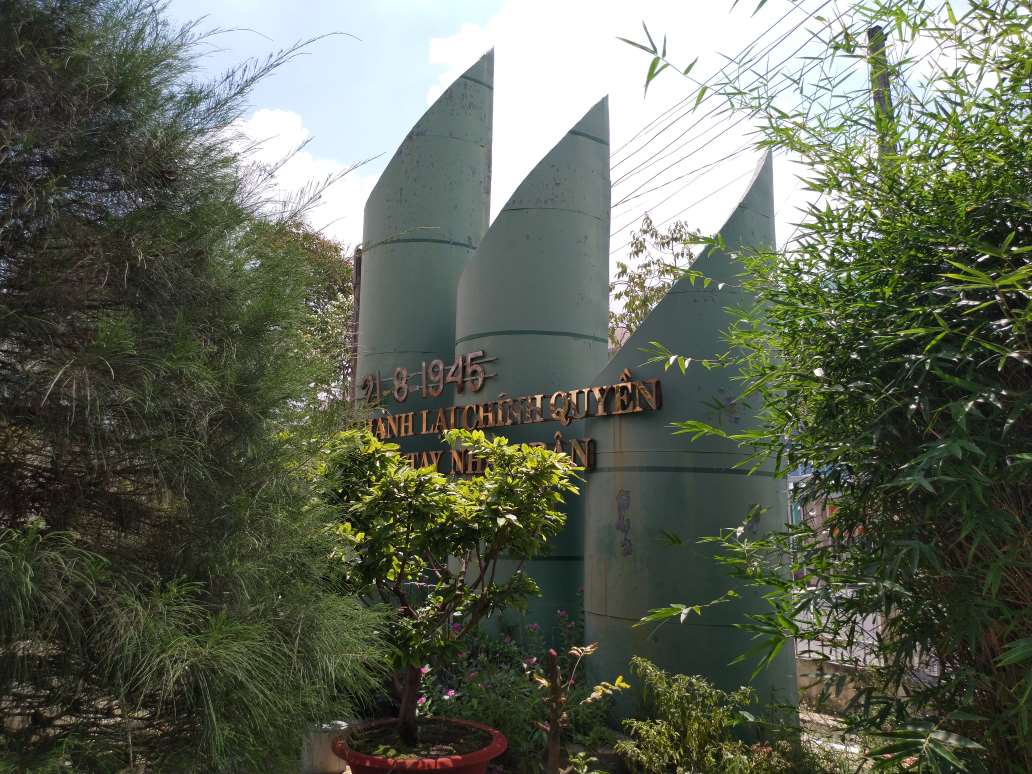 Tay Ninh省ロンアン区の8月革命記念碑。写真:Ky Quan