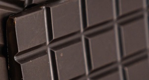 To avoid increasing blood sugar while still eating sweets, you should choose a moderate portion, for example, instead of eating a whole bar of dark chocolate, you should only eat a small piece. Photo: Kieu Vu