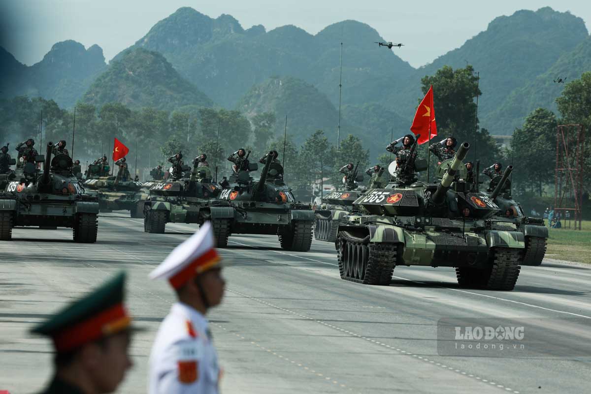 Dan xe phao quan su hop luyen dieu binh A80 tai Trung tam huan luyen quan su quoc gia 4. Anh: Hai Nguyen