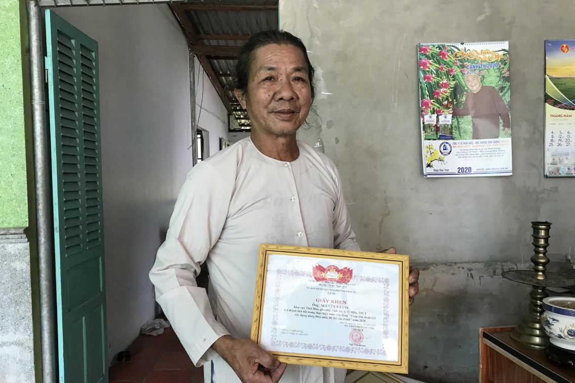 Khong chi la mot nong dan san xuat - kinh doanh gioi, ong con la nguoi co tam long vi cong dong. Anh: Ta Quang
