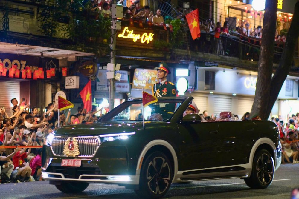Xe chi huy QDND Viet Nam dieu hanh qua pho. 