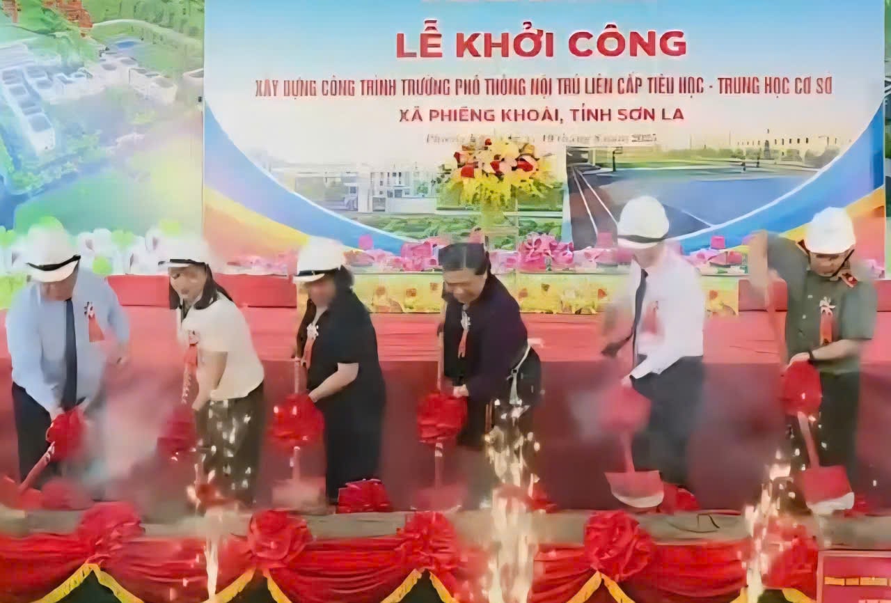 Los delegados llevan a cabo el ritual de inicio de la construccion de la escuela secundaria internado interfamiliar primaria - secundaria de la comuna de Phieng Khoai. Foto: Nguyen Truong