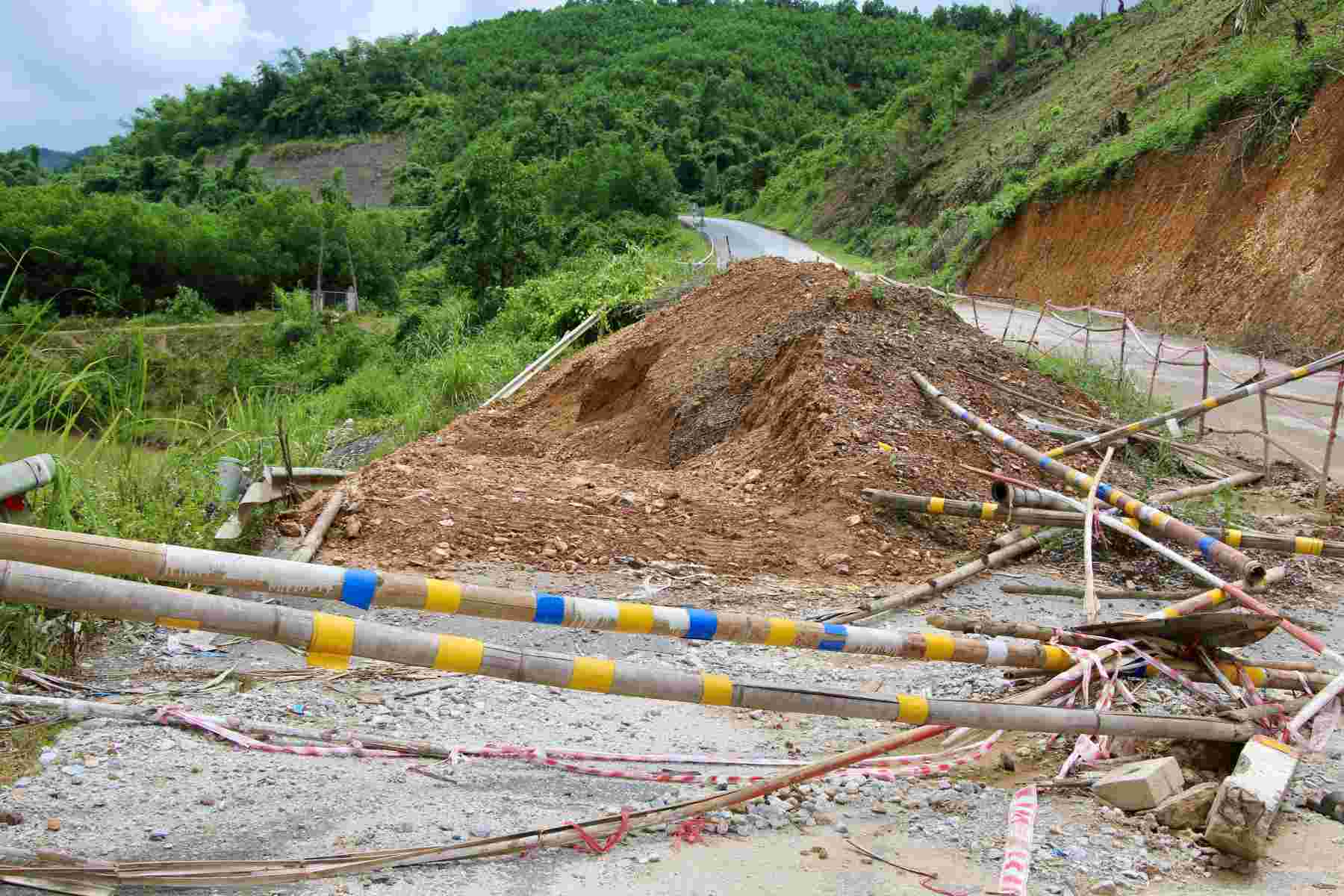 The landslide location at Km205+900, in Phuong Tien commune (Thai Nguyen province), on the Ho Chi Minh road has not been completely repaired. Photo: Dang Vu