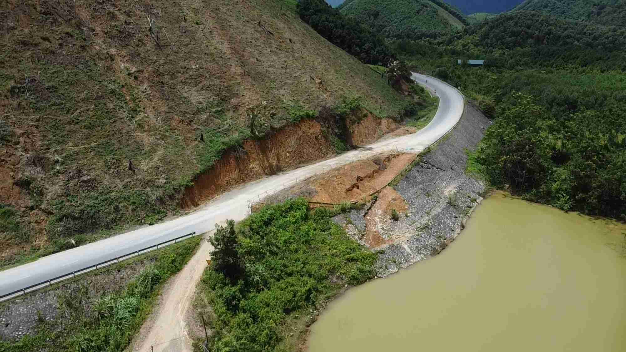 Sau gan 1 nam, khu vuc duong bi sat lo van chua khac phuc hoan toan. Anh: Dang Vu