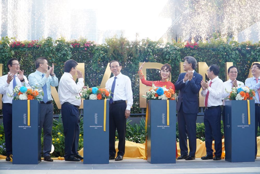 Cac dai bieu keo bang khanh thanh toa nha. Ảnh: Anh Tu