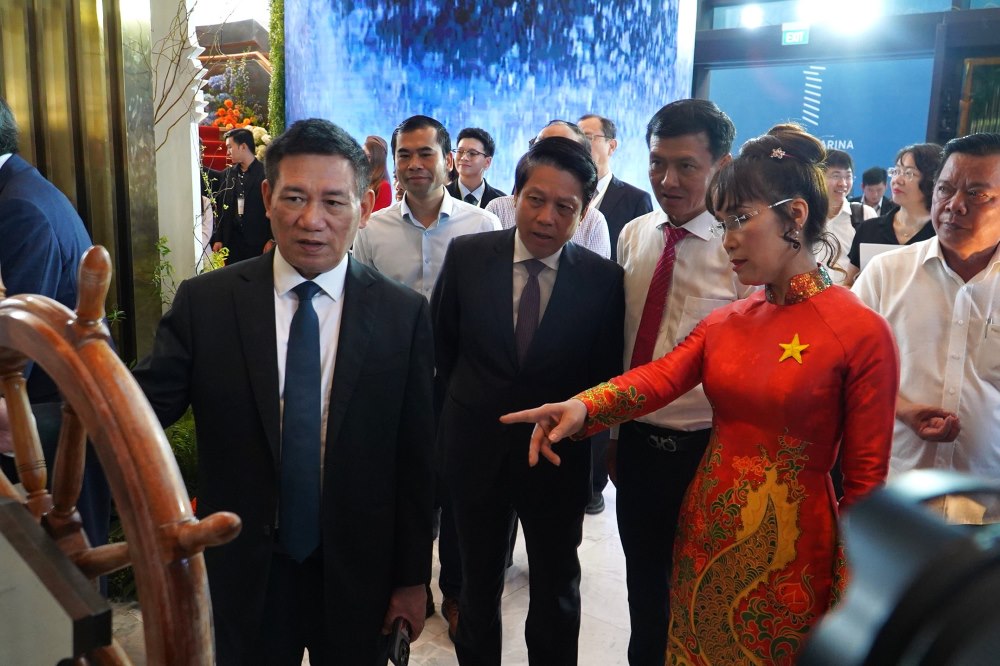   Pho Thu tuong Chinh phu Ho Duc Phoc, Bi thu Thanh uy TPHCM Nguyen Van Nen cung cac dai bieu tham quan toa nha. Ảnh: Anh Tu