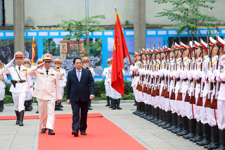 Luc luong Cong an nhan dan luon la “Thanh bao kiem” cua Dang, Nha nuoc, “La chan thep” vung chac trong bao ve an ninh To quoc, dau tranh voi cac loai toi pham, giu gin cuoc song binh yen, hanh phuc, am no cua Nhan dan- Anh VGP/Nhat Bac