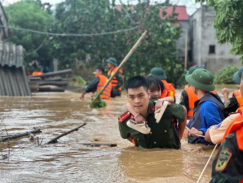 Cac chien si cong an ho tro nguoi dan xuyen ngay, trang dem di chuyen nguoi va tai san den vung an toan