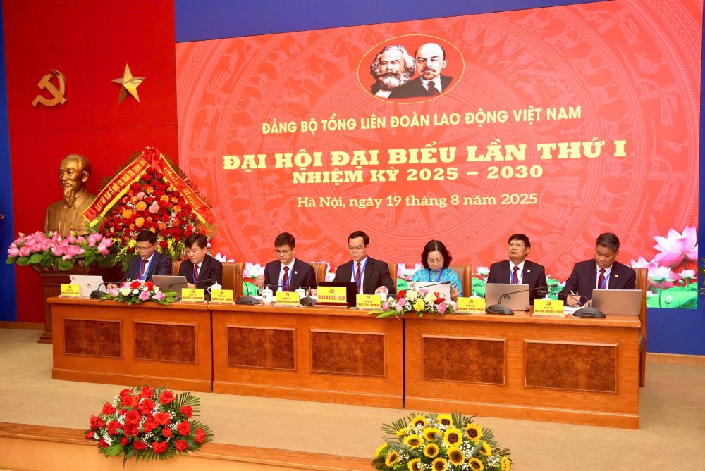 The Presidium chaired the congress. Photo: Huu Chanh