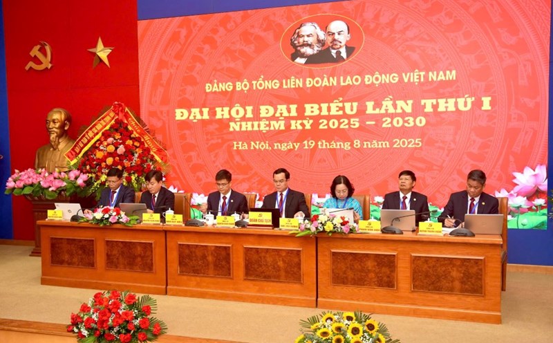 The Presidium chaired the congress. Photo: Huu Chanh