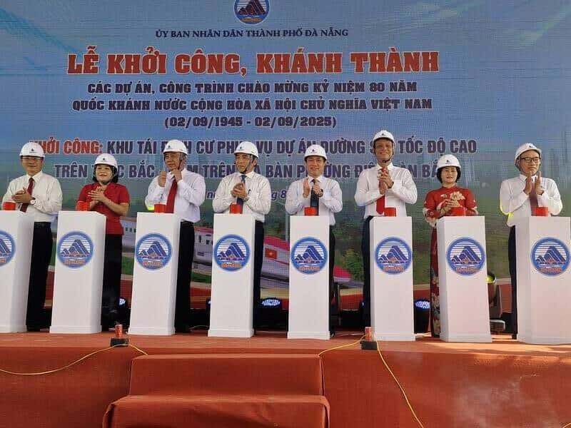 8月19日の朝、ディエン・バン・バク・ワードで、ダナン市の人民委員会は、北軸の高速鉄道プロジェクトにサービスを提供するために第三国定住エリアの開始を組織しました。写真：Thu Giang