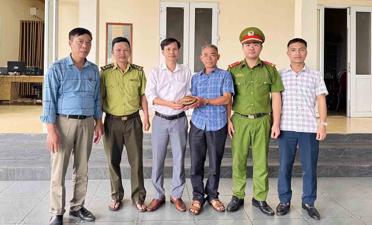 Giao nop ca the Rua. Anh: Quang Tuan.