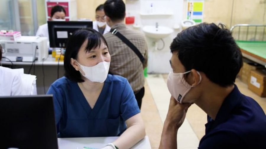 Tuong Mai Ward Health Station (Hanoi) receives hundreds of people coming to see a chronic disease, have an ultrasound, get emergency medicine and receive treatment every day. Photo: Cao Thom