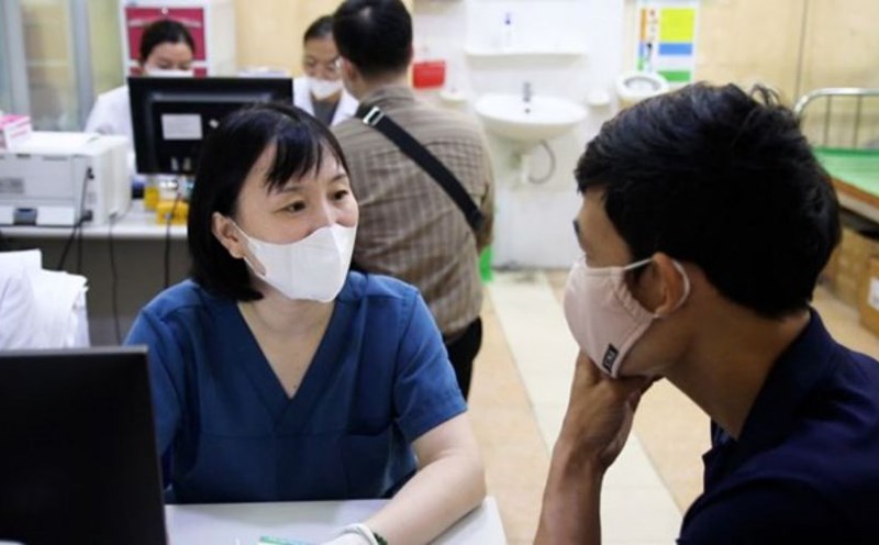 Tuong Mai Ward Health Station (Hanoi) receives hundreds of people coming to see a chronic disease, have an ultrasound, get emergency medicine and receive treatment every day. Photo: Cao Thom