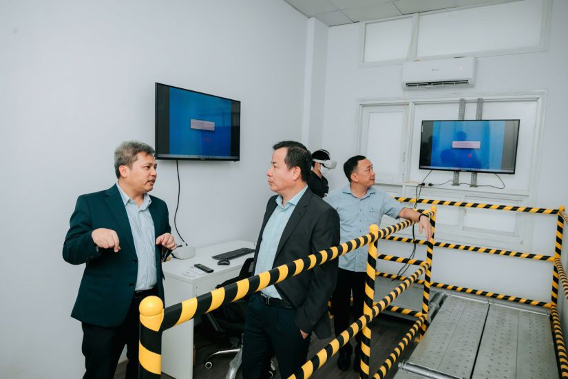 Ong Nguyen Anh Tuan - Bi thu Chi bo 4, Dang uy vien Dang bo Vien khoa hoc va An toan ve sinh lao dong (ngoai cung ben trai) huong dan he thong cong nghe VR trong huan luyen an toan ve sinh lao dong. Anh: Nhan vat cung cap