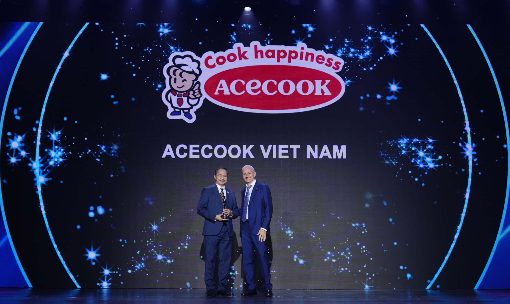 Le representant d'AceCook Vietnam a ete honore de recevoir les meilleures entreprises pour lesquelles travailler en Asie 2025 ”- le meilleur lieu de travail en Asie. Photo: ACECook