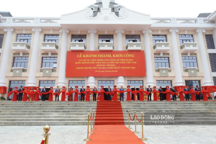 Delegates cut the ribbon to inaugurate the Phu Tho Provincial Cultural and Artistic House project. Photo: To Cong.
