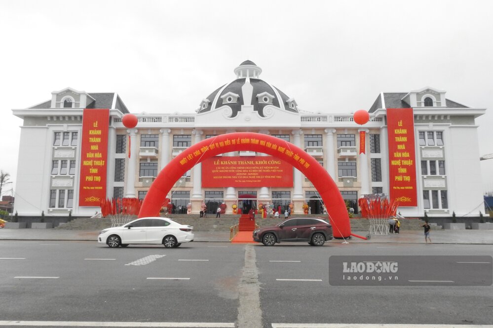 Cong trinh nam vi tri trung tam Quang truong Hung Vuong. Anh: To Cong.