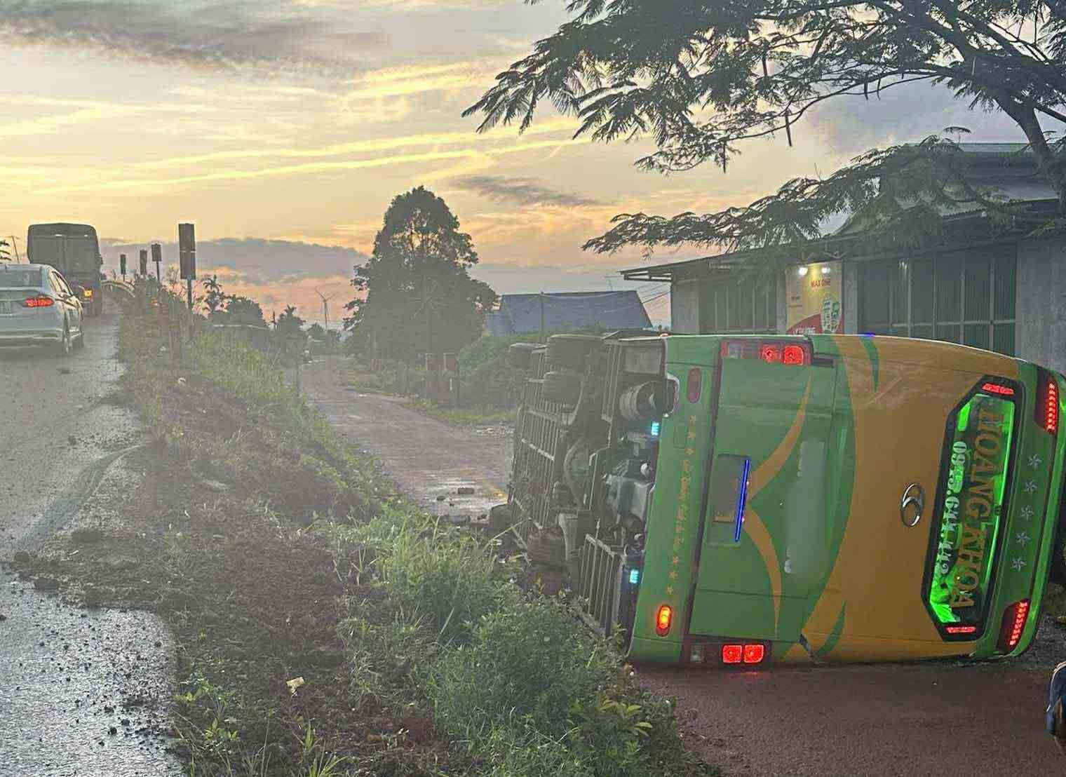 Krong Buk xaで発生したバス横転事故で、多くの人が負傷しました。写真:Bao Trung