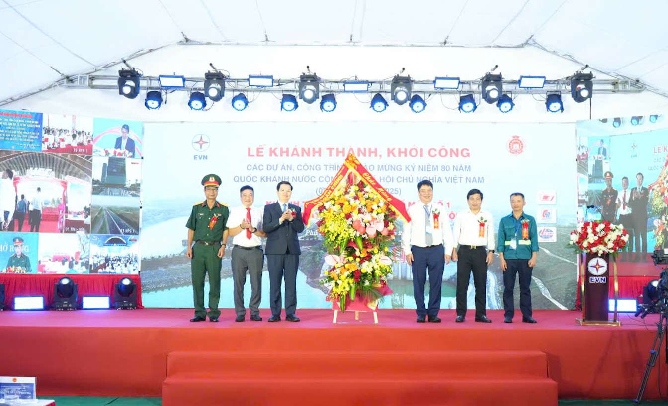 Deputy Prime Minister Mai Van Chinh presented flowers at the inauguration ceremony of the power grid of the No. 1 - Hoa Binh Hydropower Plant Expansion Project. Photo: EVN