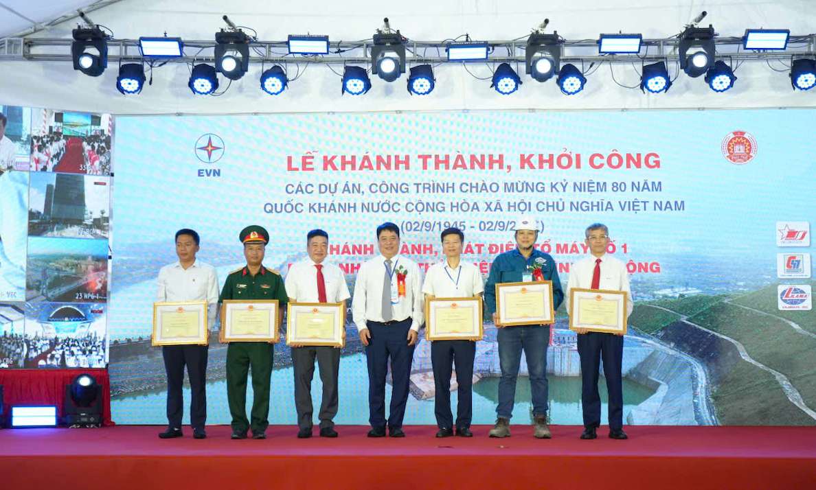 Cac dai bieu trao bang khen tai Le khanh thanh phat dien To may so 1 Du an nha may thuy dien Hoa Binh mo rong. Anh: EVN