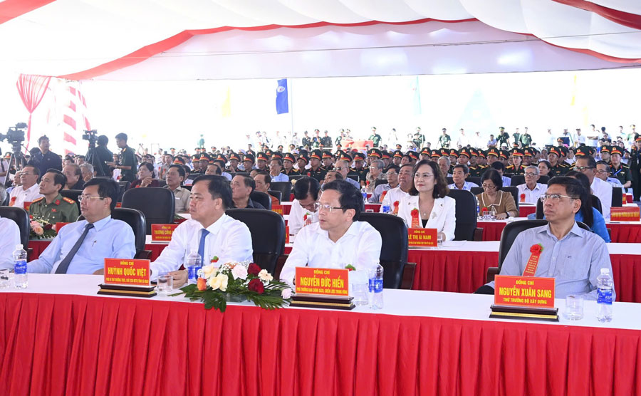 Cac dai bieu tham du su kien khoi cong tai diem cau Dat Mui, tinh Ca Mau. Anh: Nhat Ho