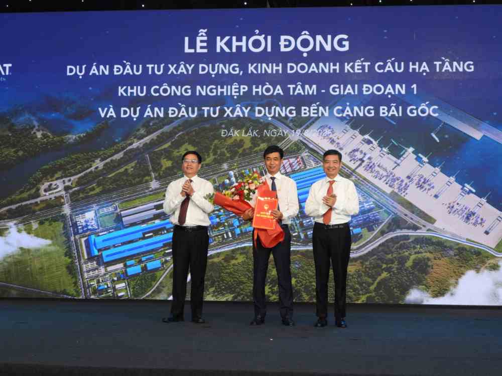 Lanh dao Tinh uy, UBND tinh Dak Lak trao quyet dinh chu truong dau tu cho doanh nghiep. Anh Bao Trung
