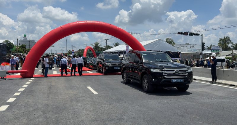The first vehicles to travel through Rach Mieu 2 Bridge after the inauguration ceremony. Photo: Hoang Loc