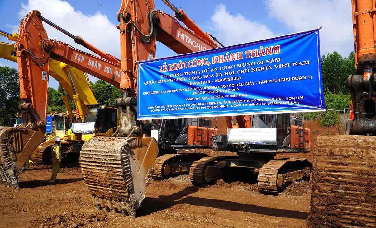 Machinery gathered at the groundbreaking ceremony of the Dau Giay - Tan Phu Expressway Construction Investment Project. Photo: HAC