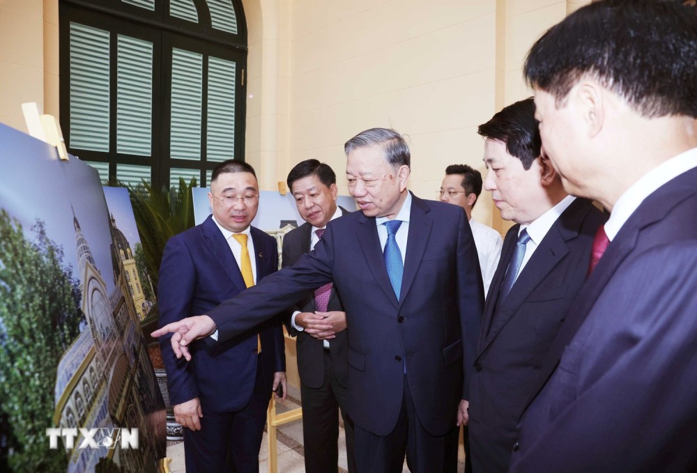 Tong Bi thu To Lam va Chu tich nuoc Luong Cuong tham quan Tru so lam viec Co quan Chu tich nuoc. Anh: Thong Nhat/TTXVN