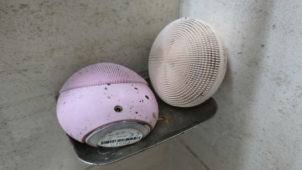 The washer head needs to be cleaned regularly or replaced after a period of use to protect the skin. Photo: Tuan Dat