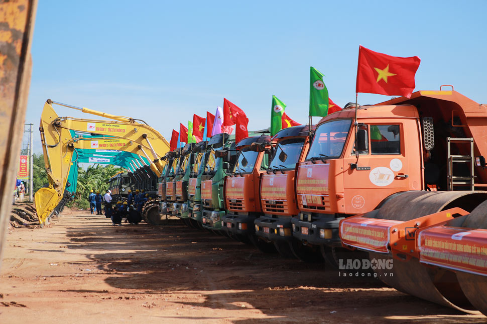 Machinery is starting the project to invest in the construction of runway No. 2 and synchronous works at Phu Cat Airport (Gia Lai). Photo: Hoai Phuong