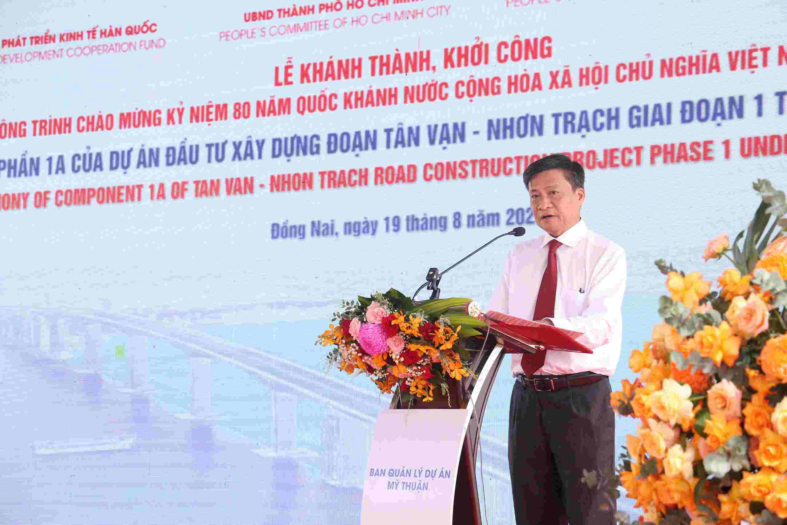 Ong Diep Bao Tuan, Pho Giam doc Ban Quan ly du an My Thuan phat bieu tai buoi le thong xe. Anh: Viet Anh