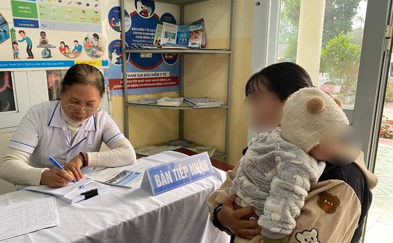 People take their children for vaccination at the commune health station. Photo: Thuy Linh