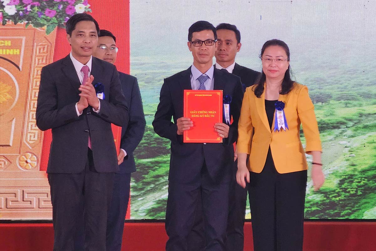 Leaders of Quang Ninh province presented the project investment decision. Photo: Doan Hung