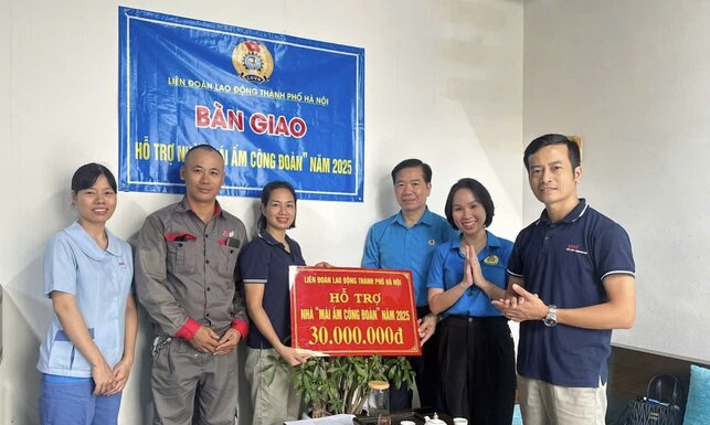 하노이시 노동총연맹 지도부가 노동조합의 집 수리 비용 지원을 전달하고 있습니다. 사진: Manh Quan