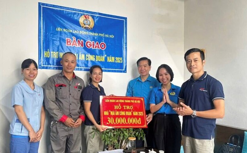 Leaders of the Hanoi City Labor Federation presented financial support for repairing the Trade Union Shelter. Photo: Manh Quan