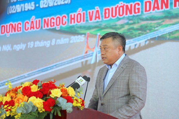 Chairman of Hanoi People's Committee Tran Sy Thanh spoke at the groundbreaking ceremony of Ngoc Hoi bridge. Photo: Pham Cong