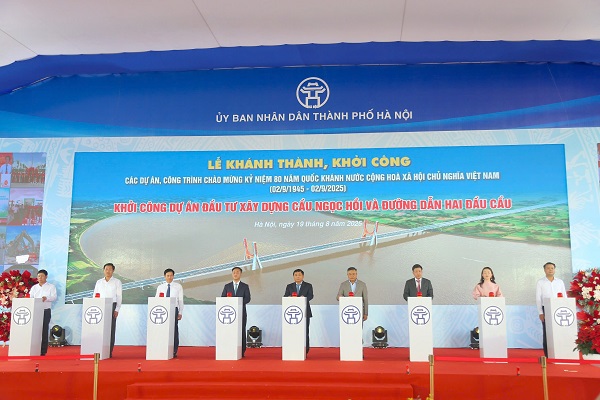 Cac dai bieu bam nut khoi cong du an xay dung cau Ngoc Hoi. Anh: Pham Cong